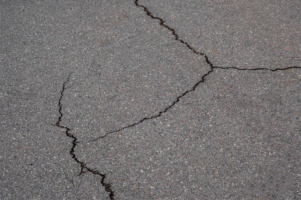 Asphalt Driveway Crack Repair and Maintenance