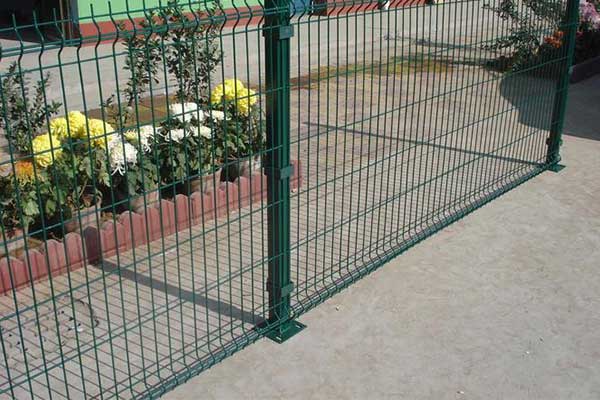 Application of Welded Wire Mesh Fence on Road