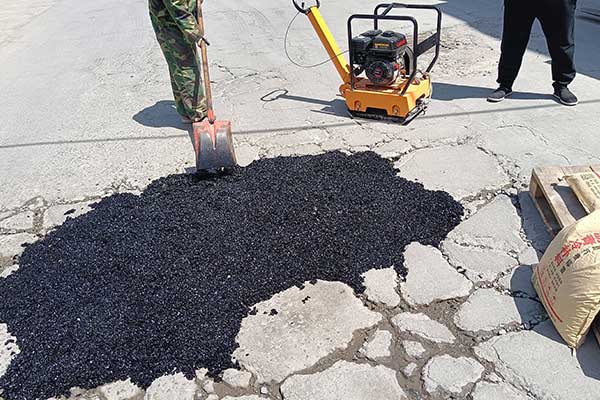 How to Use Cold Mix Asphalt on a Driveway