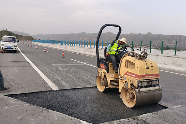 How to Use Cold Mix Asphalt for Emergency Repairs