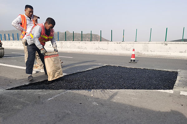 Advantages of Using Cold Mix Asphalt for Pothole Repairs