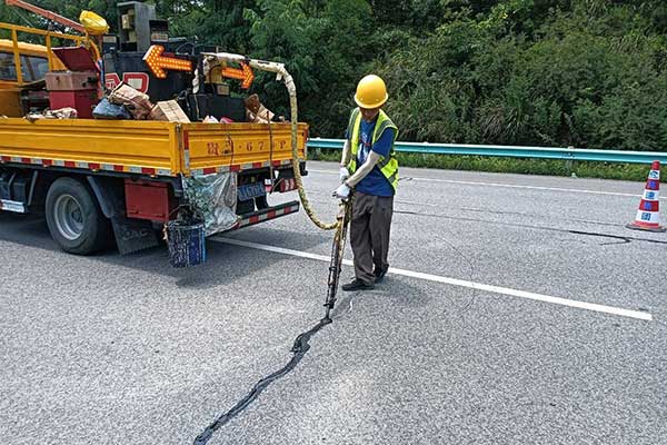 How Long Does Asphalt Crack Filler Last?